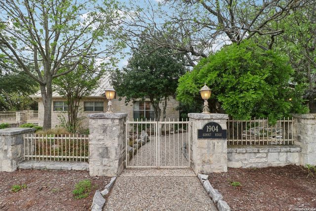 1904 Summit Ridge, Kerrville, TX 78028