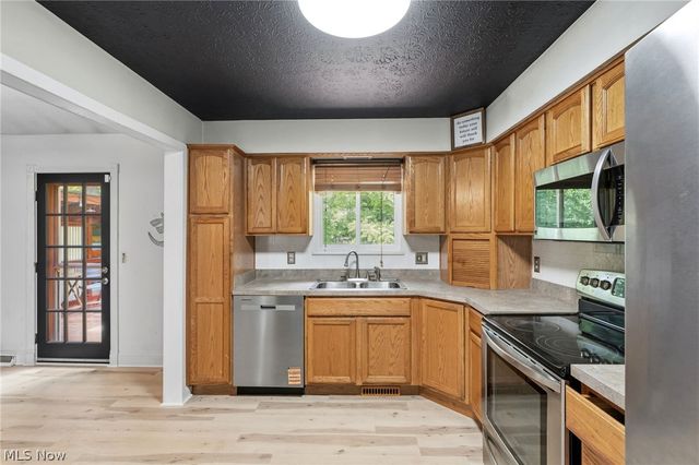 9539 Glencairn Lane, Olmsted Falls, OH 44138