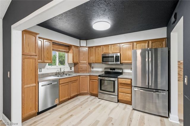 9539 Glencairn Lane, Olmsted Falls, OH 44138