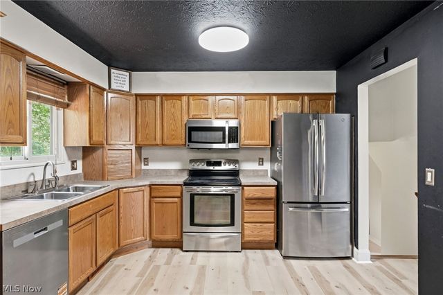 9539 Glencairn Lane, Olmsted Falls, OH 44138