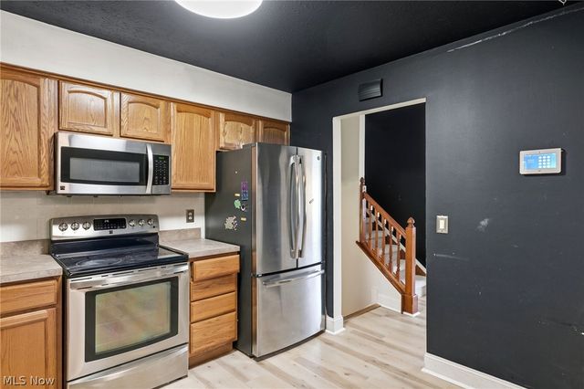 9539 Glencairn Lane, Olmsted Falls, OH 44138