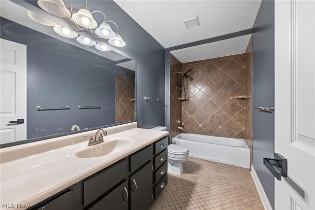 9539 Glencairn Lane, Olmsted Falls, OH 44138