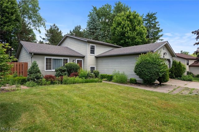 9539 Glencairn Lane, Olmsted Falls, OH 44138
