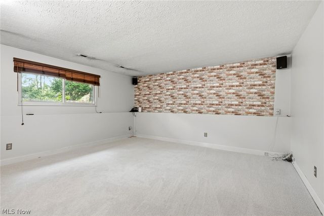 9539 Glencairn Lane, Olmsted Falls, OH 44138
