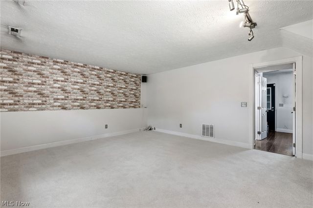 9539 Glencairn Lane, Olmsted Falls, OH 44138
