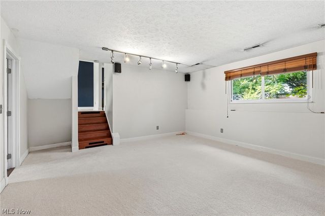 9539 Glencairn Lane, Olmsted Falls, OH 44138