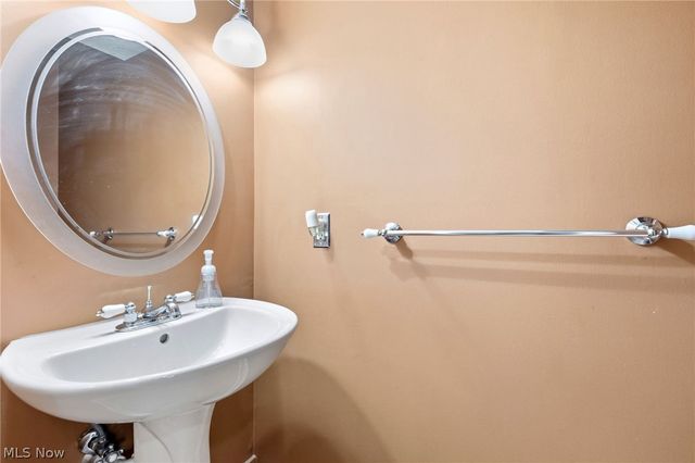 9539 Glencairn Lane, Olmsted Falls, OH 44138