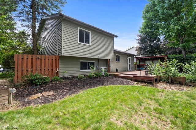 9539 Glencairn Lane, Olmsted Falls, OH 44138