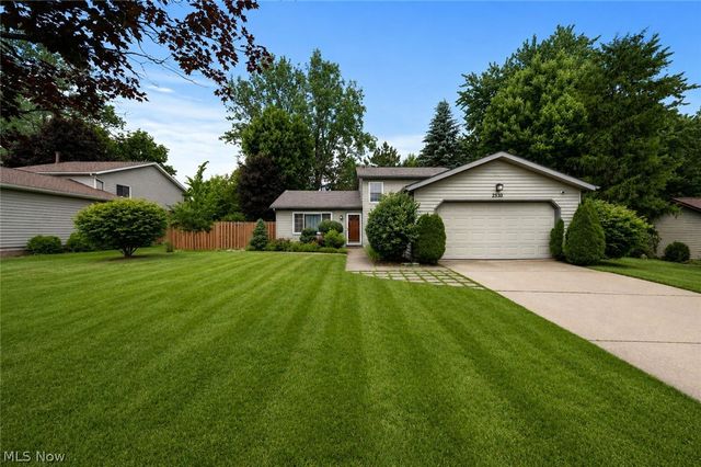 9539 Glencairn Lane, Olmsted Falls, OH 44138