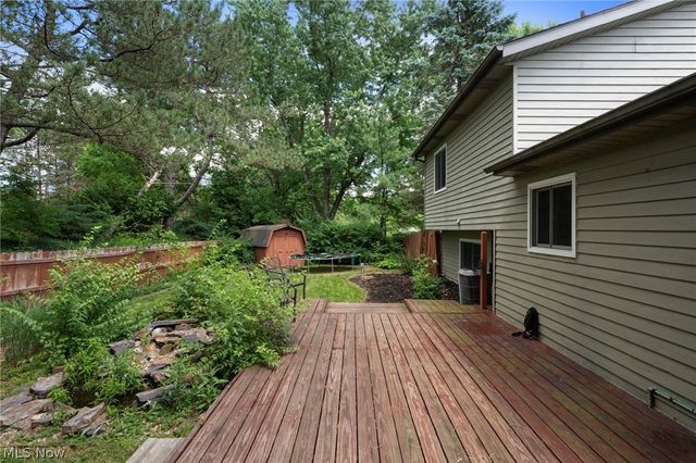 9539 Glencairn Lane, Olmsted Falls, OH 44138