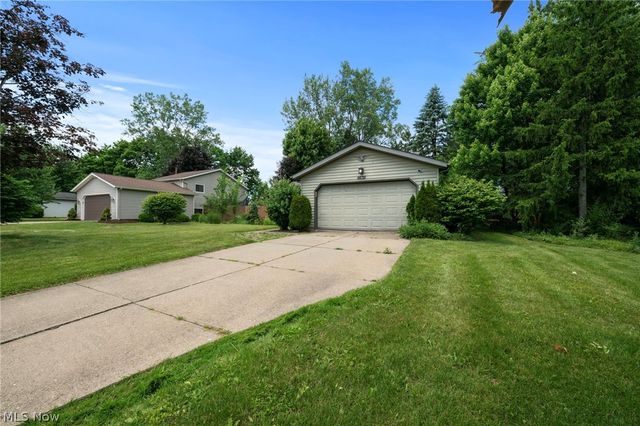 9539 Glencairn Lane, Olmsted Falls, OH 44138