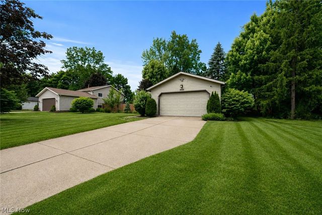 9539 Glencairn Lane, Olmsted Falls, OH 44138