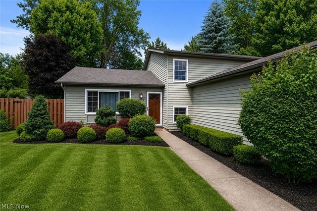 9539 Glencairn Lane, Olmsted Falls, OH 44138