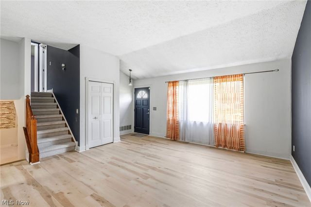 9539 Glencairn Lane, Olmsted Falls, OH 44138