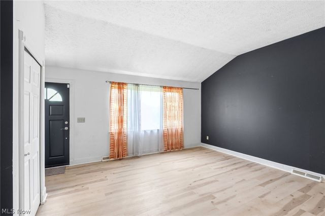 9539 Glencairn Lane, Olmsted Falls, OH 44138