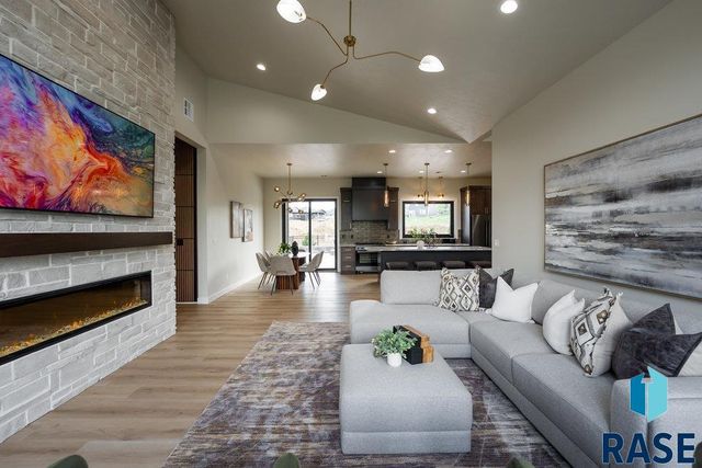 1013 N Scots Pine Dr, Sioux Falls, SD 57110