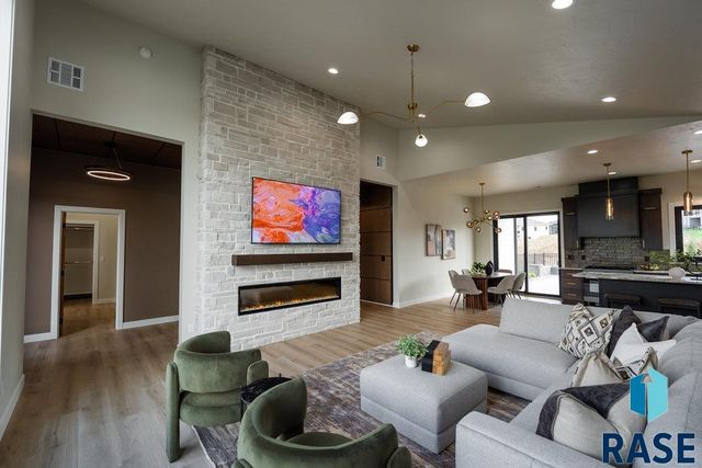 1013 N Scots Pine Dr, Sioux Falls, SD 57110