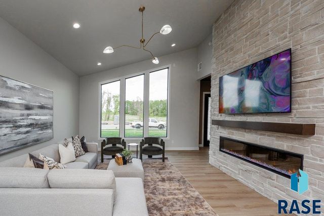 1013 N Scots Pine Dr, Sioux Falls, SD 57110
