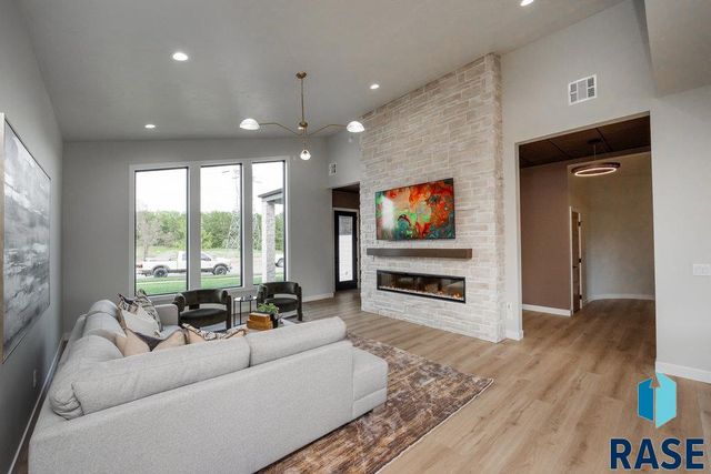 1013 N Scots Pine Dr, Sioux Falls, SD 57110