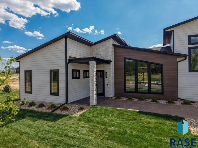 1013 N Scots Pine Dr, Sioux Falls, SD 57110