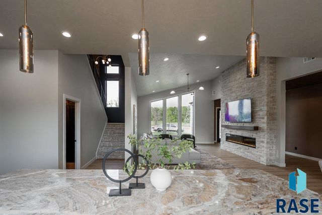 1013 N Scots Pine Dr, Sioux Falls, SD 57110
