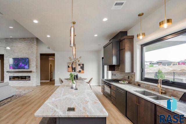 1013 N Scots Pine Dr, Sioux Falls, SD 57110