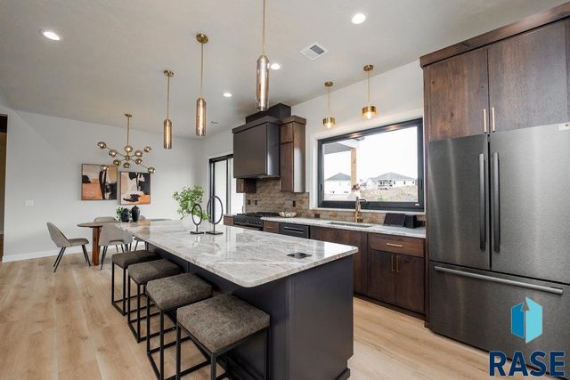 1013 N Scots Pine Dr, Sioux Falls, SD 57110