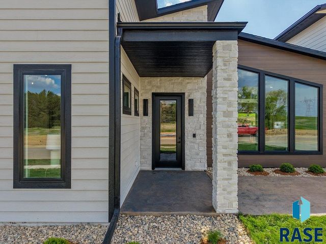 1013 N Scots Pine Dr, Sioux Falls, SD 57110