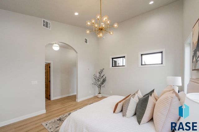 1013 N Scots Pine Dr, Sioux Falls, SD 57110