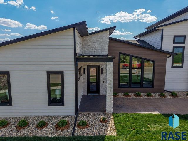 1013 N Scots Pine Dr, Sioux Falls, SD 57110