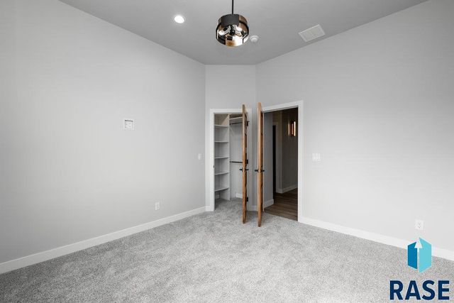 1013 N Scots Pine Dr, Sioux Falls, SD 57110