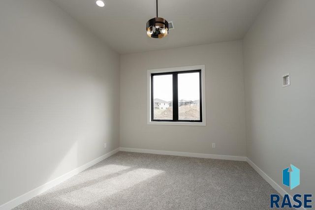 1013 N Scots Pine Dr, Sioux Falls, SD 57110