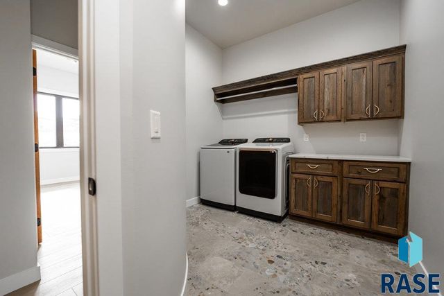 1013 N Scots Pine Dr, Sioux Falls, SD 57110