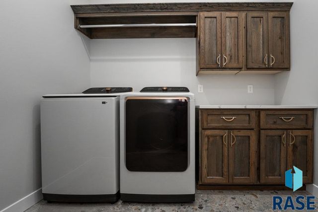 1013 N Scots Pine Dr, Sioux Falls, SD 57110