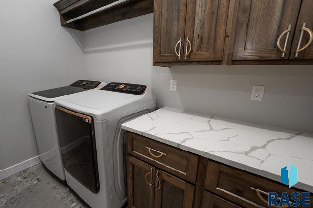 1013 N Scots Pine Dr, Sioux Falls, SD 57110