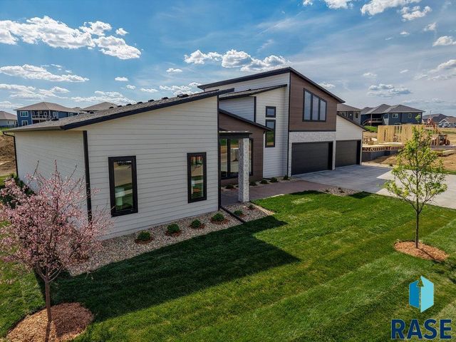 1013 N Scots Pine Dr, Sioux Falls, SD 57110