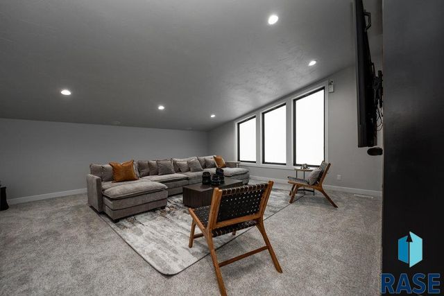 1013 N Scots Pine Dr, Sioux Falls, SD 57110