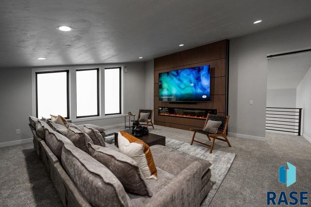 1013 N Scots Pine Dr, Sioux Falls, SD 57110