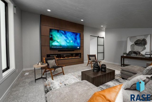 1013 N Scots Pine Dr, Sioux Falls, SD 57110