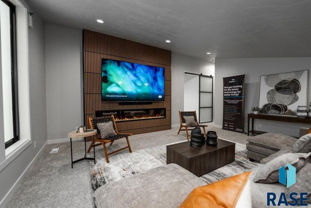1013 N Scots Pine Dr, Sioux Falls, SD 57110