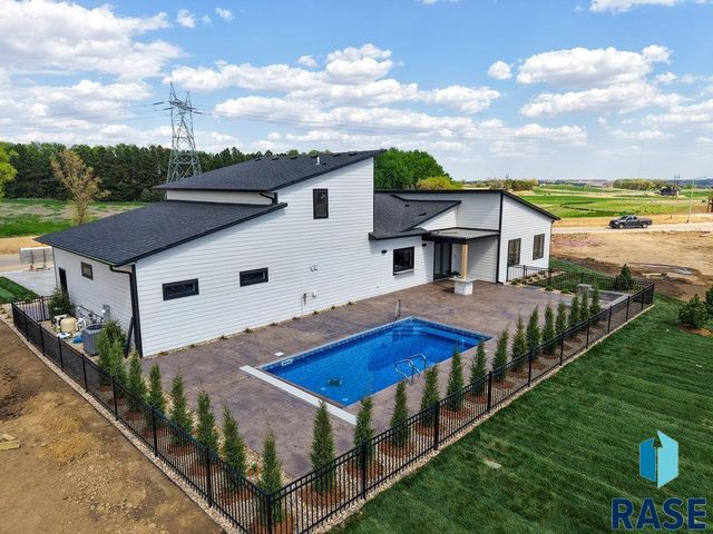 1013 N Scots Pine Dr, Sioux Falls, SD 57110