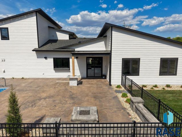 1013 N Scots Pine Dr, Sioux Falls, SD 57110