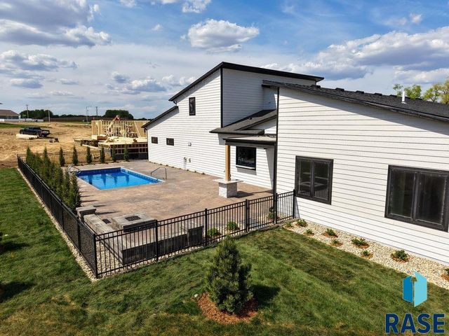1013 N Scots Pine Dr, Sioux Falls, SD 57110