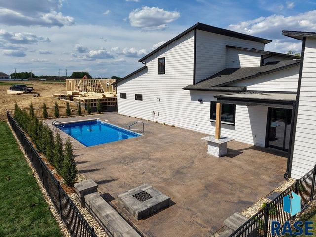 1013 N Scots Pine Dr, Sioux Falls, SD 57110