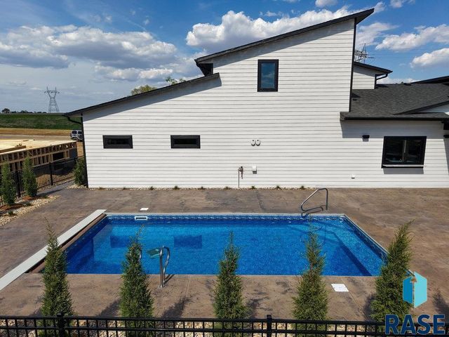1013 N Scots Pine Dr, Sioux Falls, SD 57110