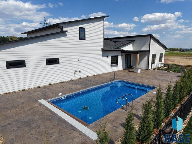 1013 N Scots Pine Dr, Sioux Falls, SD 57110