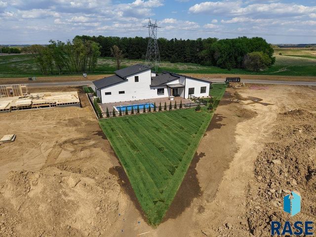 1013 N Scots Pine Dr, Sioux Falls, SD 57110