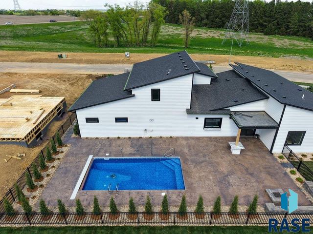1013 N Scots Pine Dr, Sioux Falls, SD 57110