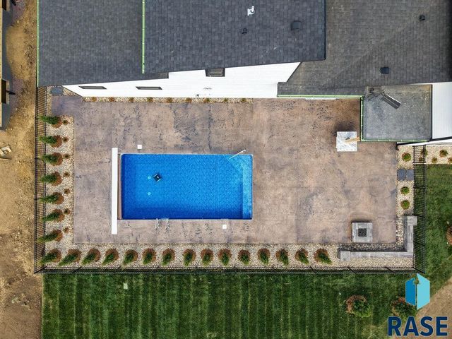 1013 N Scots Pine Dr, Sioux Falls, SD 57110