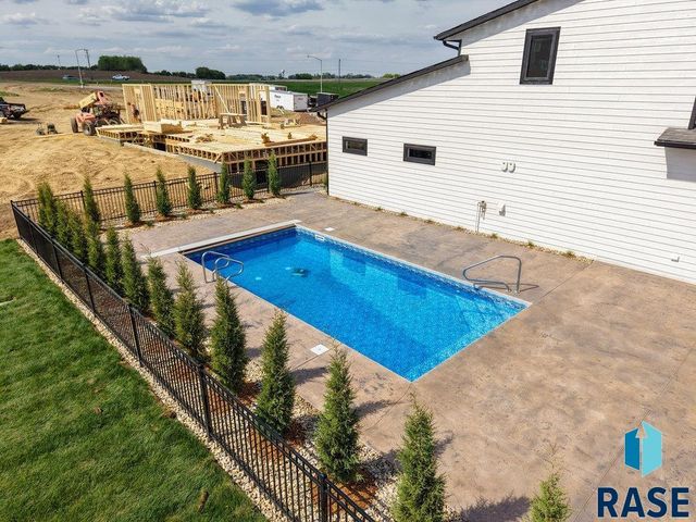 1013 N Scots Pine Dr, Sioux Falls, SD 57110